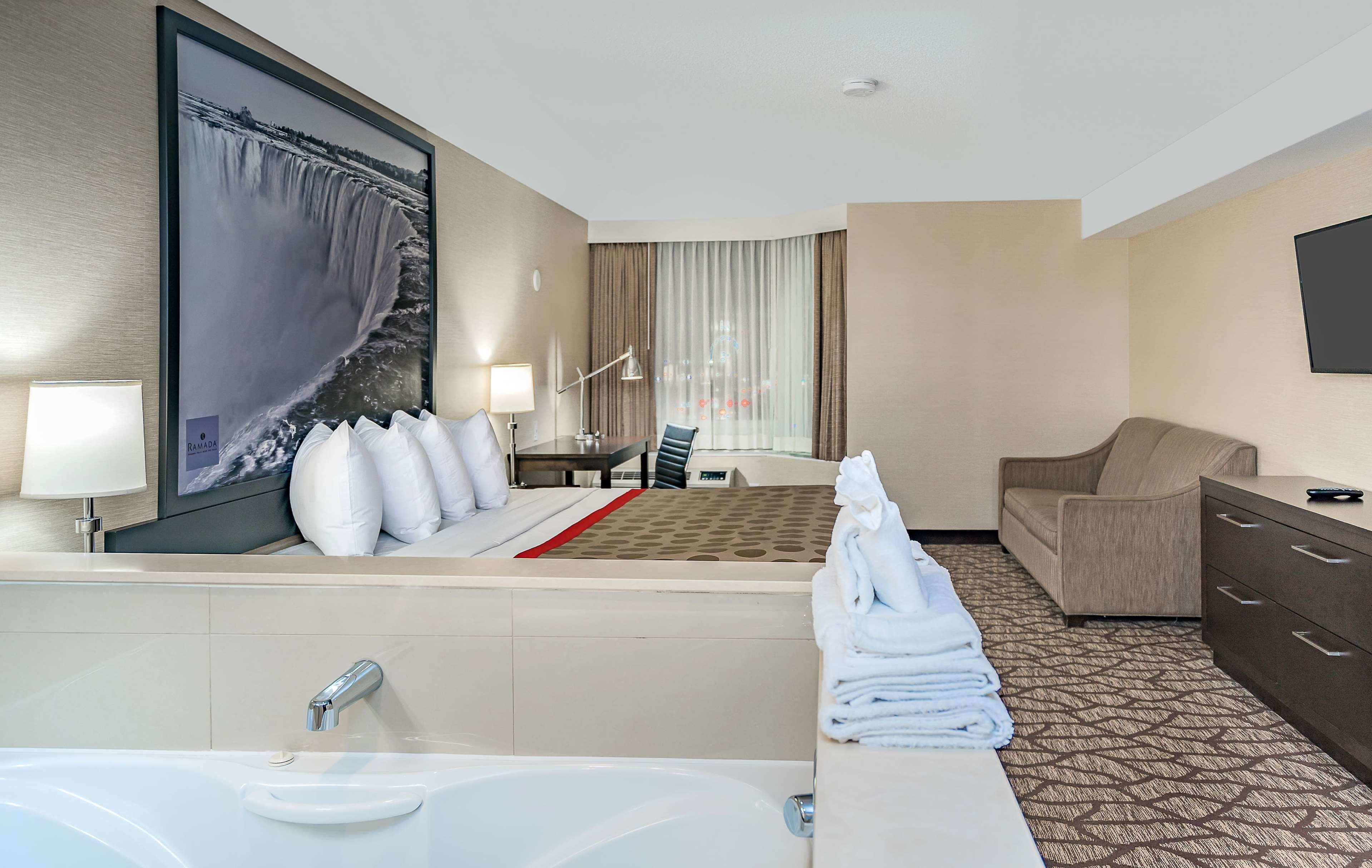Ramada By Wyndham Niagara Falls Near The Falls מראה חיצוני תמונה
