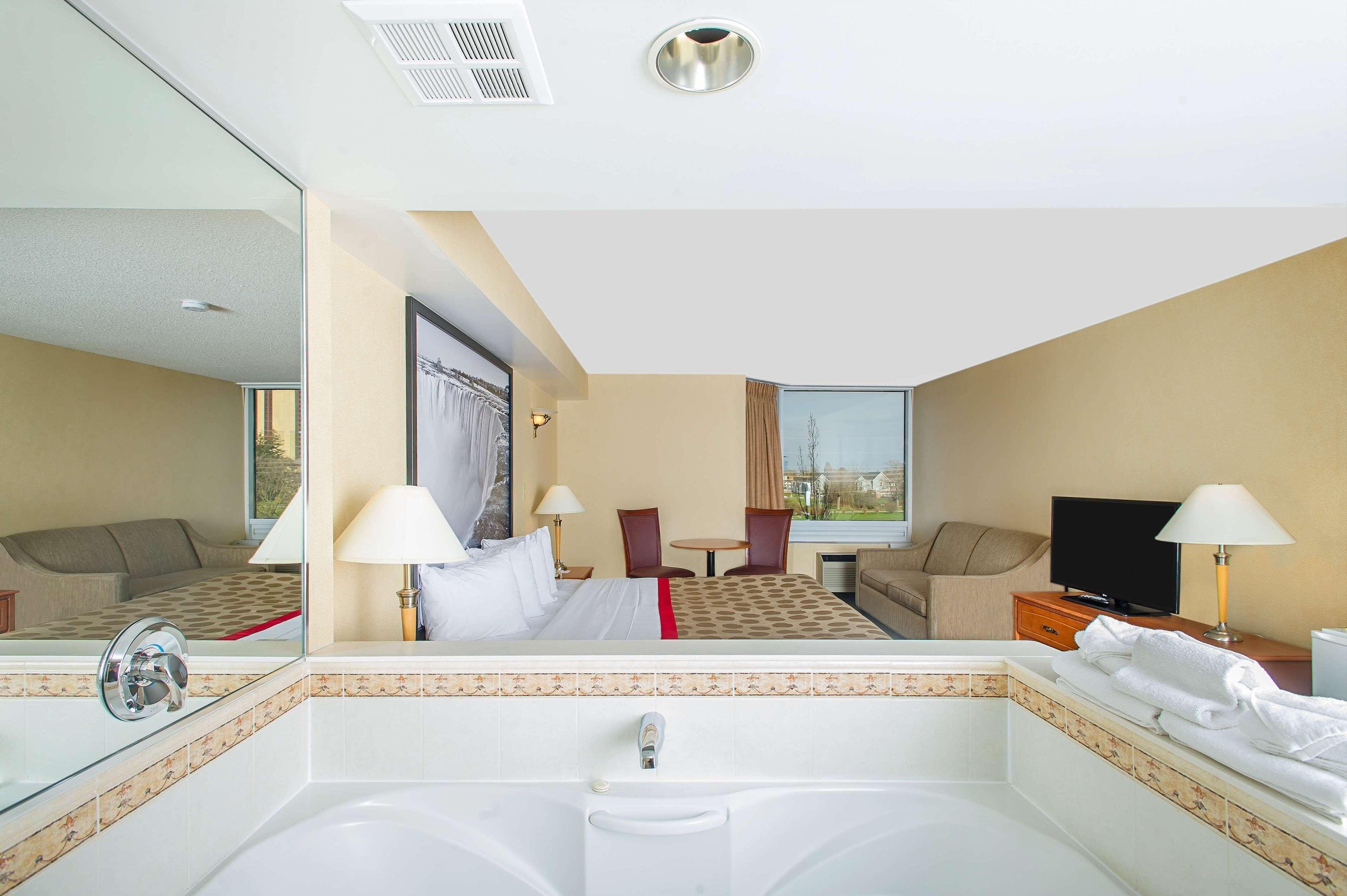 Ramada By Wyndham Niagara Falls Near The Falls מראה חיצוני תמונה