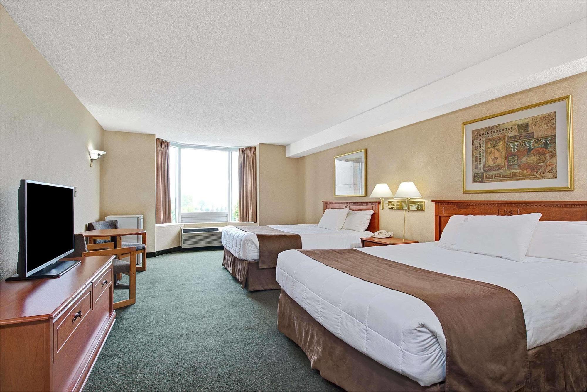 Ramada By Wyndham Niagara Falls Near The Falls מראה חיצוני תמונה